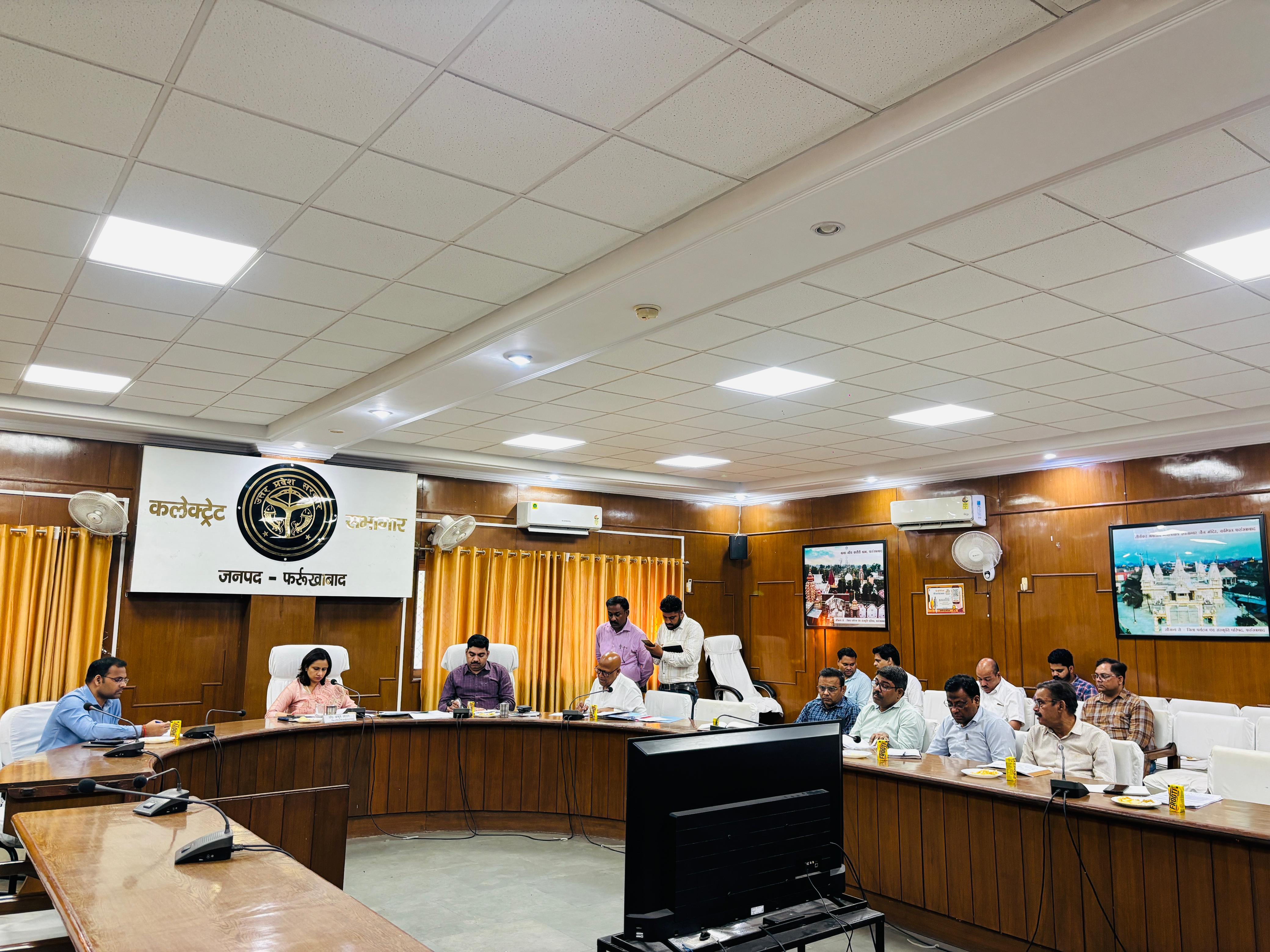 फर्रुखाबाद:व्यापारियों और उद्योगपतियों की समस्याओं का प्राथमिकता से हो निस्तारण, विकास सरकार की सर्वोच्च प्राथमिकता- डीएम