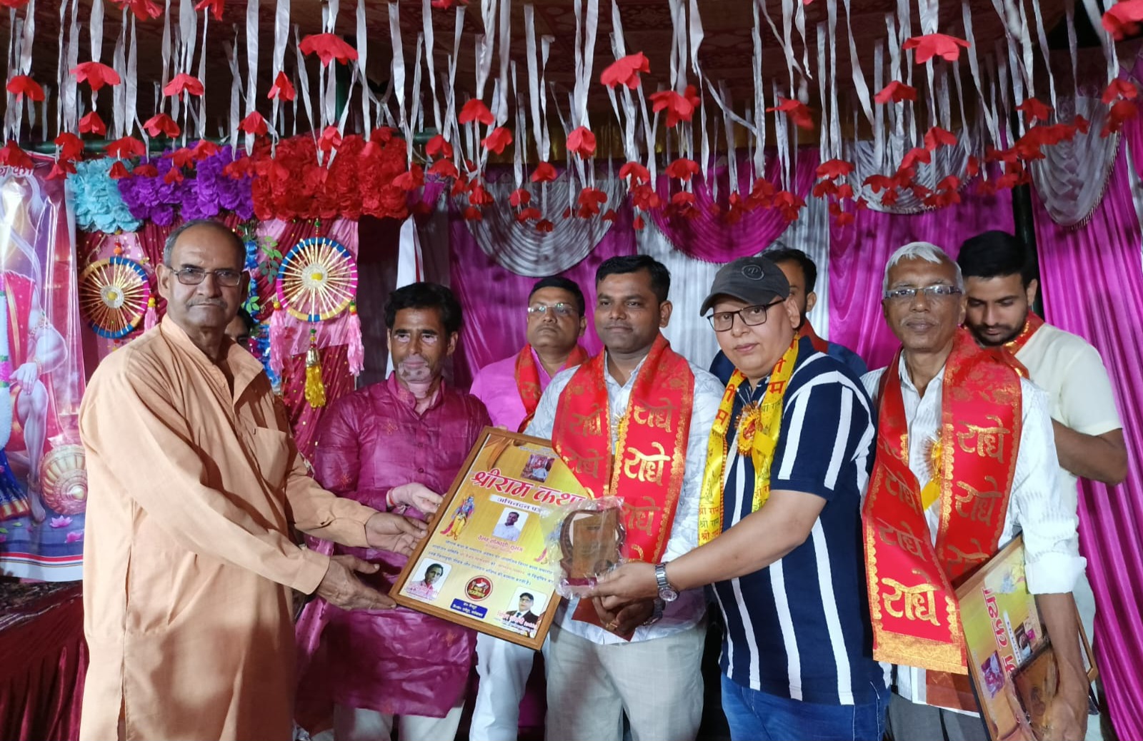 फर्रुखाबाद: जैनापुर में श्रीराम कथा पंडाल में सजा विराट कवि सम्मेलन, कवियों ने बांधा समां
