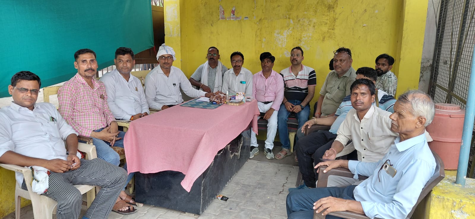 फर्रुखाबाद: ई-रजिस्ट्रीकरण प्रणाली के विरोध में तीसरे दिन भी हड़ताल जारी, अधिवक्ताओं और दस्तावेज लेखकों ने किया धरना प्रदर्शन