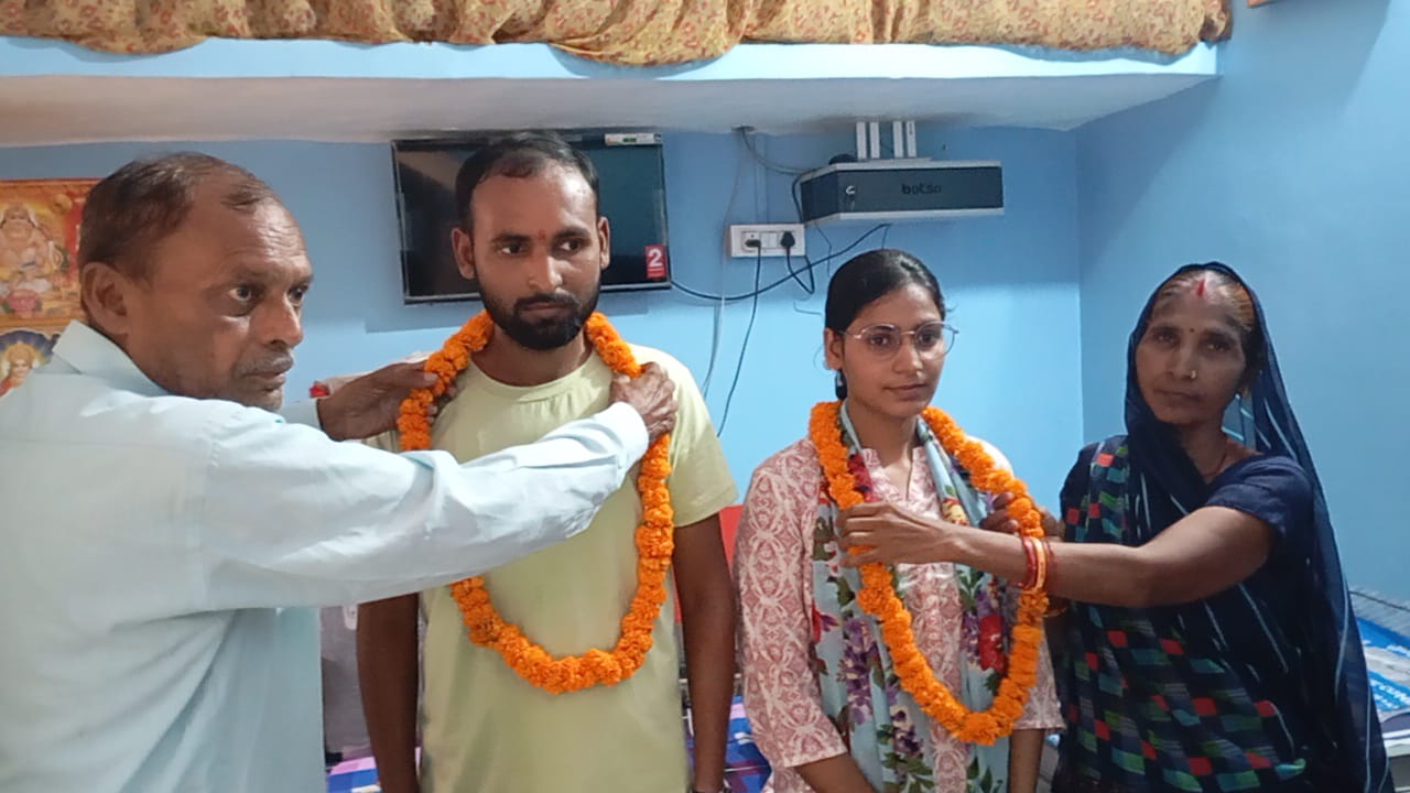 आजमग़ढ:कृषि विभाग में प्राविधिक सहायक पद पर चयनित हुए अजय विश्वकर्मा एवं अंकिता विश्वकर्मा, क्षेत्र में खुशी की लहर