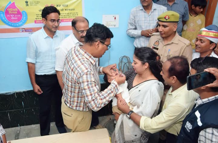 लखीमपुर खीरी : डीएम अंजनी कुमार सिंह ने पिलाई पोलियो की खुराक, किया शुभारंभ