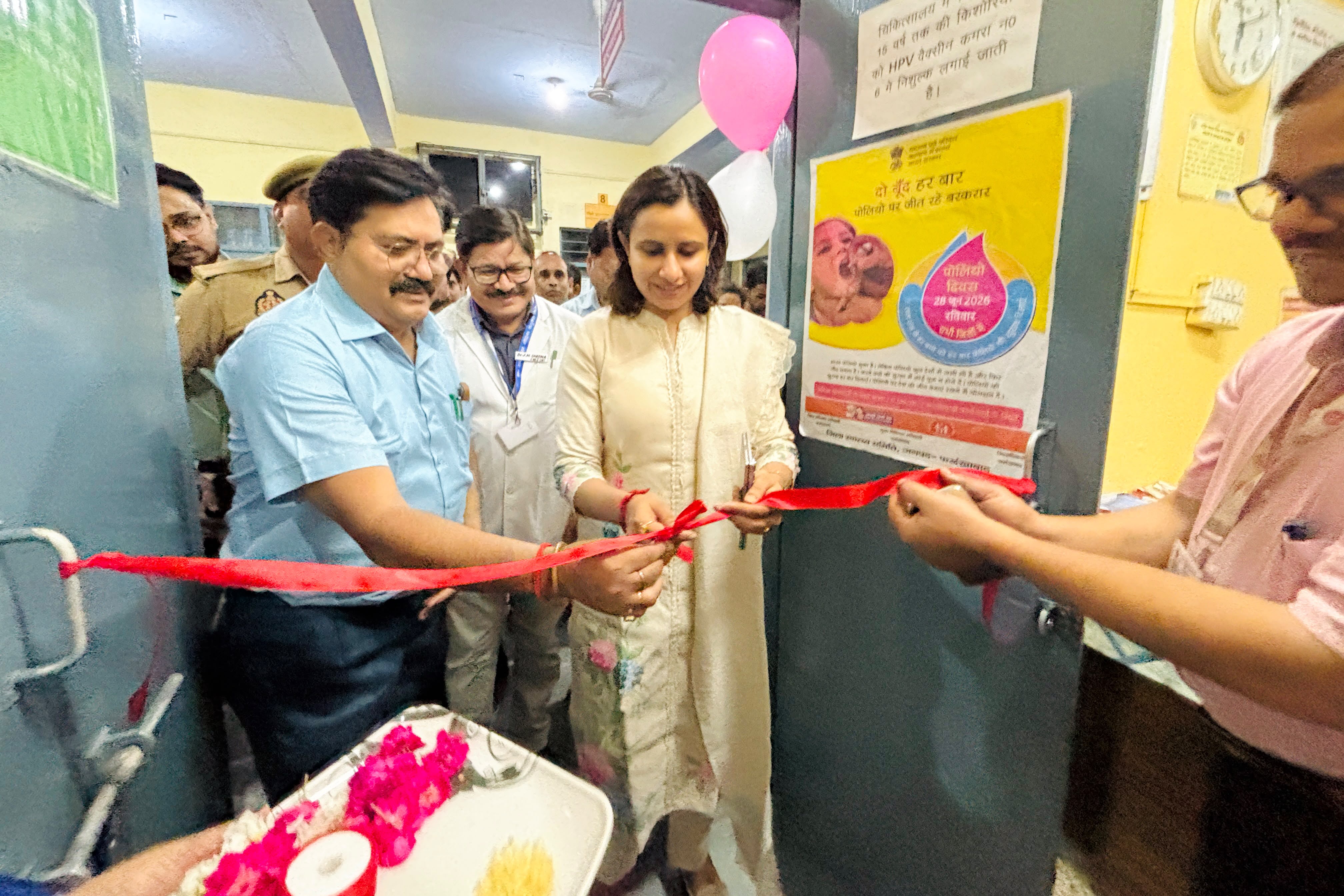 फर्रुखाबाद में राष्ट्रीय पल्स पोलियो अभियान का शुभारंभ, डीएम ने बच्चों को पिलाई पोलियो की खुराक