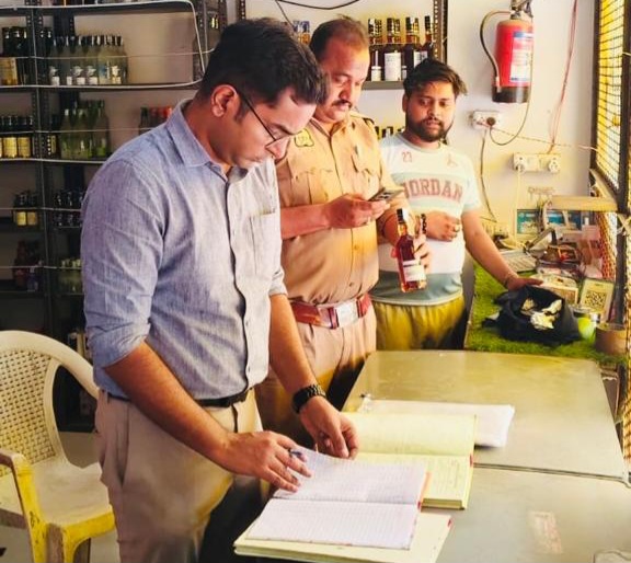 फर्रुखाबाद में आबकारी विभाग का सघन चेकिंग अभियान, शराब दुकानों का औचक निरीक्षण