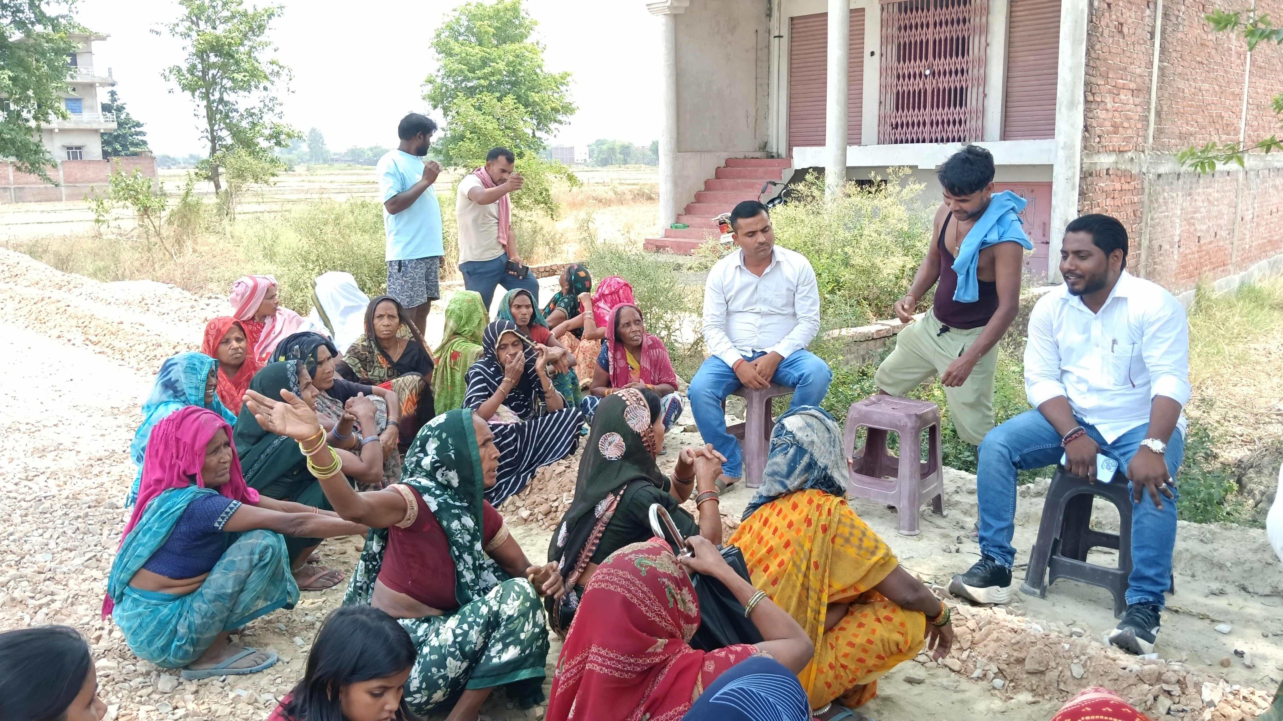 जौनपुर: मानक को दरकिनार कर कार्यदाई संस्था कर रही है नेशनल हाईवे का निर्माण, ग्राम वासियों व नागरिकों द्वारा सड़क के दोनों किनारों पर पक्का नाला बनवाए जाने व जल निकासी कि की मांग।