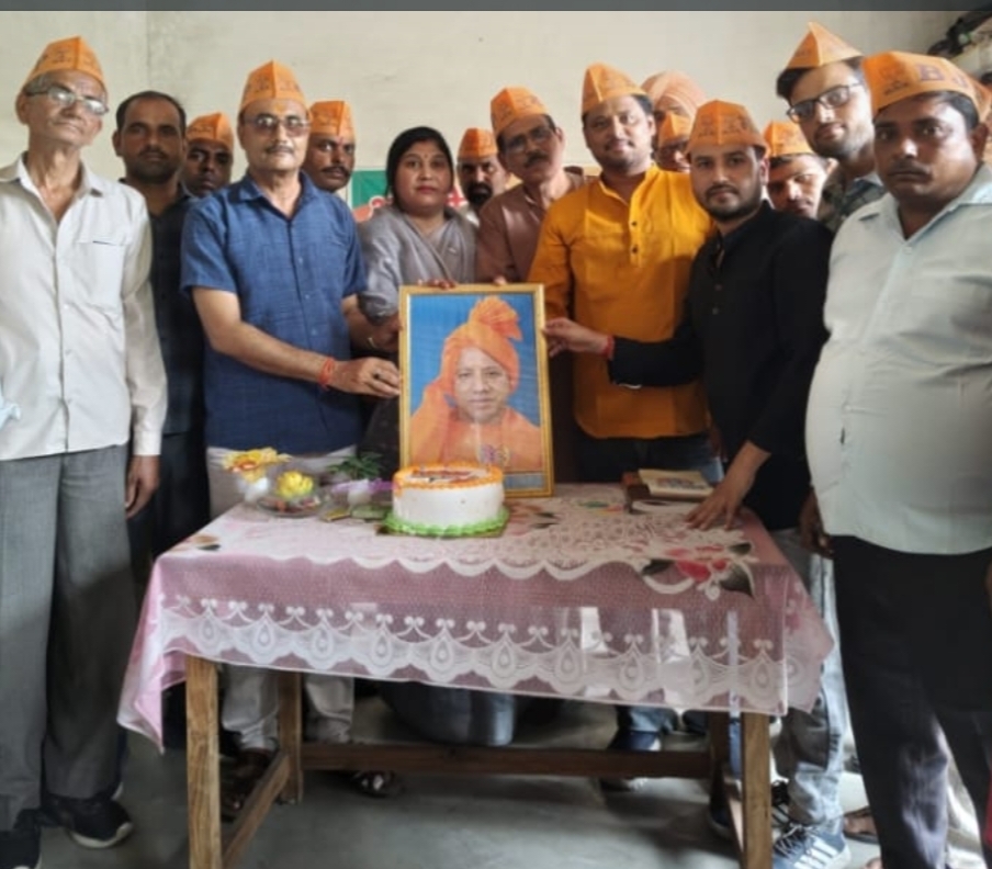 पीलीभीत: केक काटकर धूमधाम से मनाया उत्तर प्रदेश के वर्तमान मुख्यमंत्री का जन्मदिन।