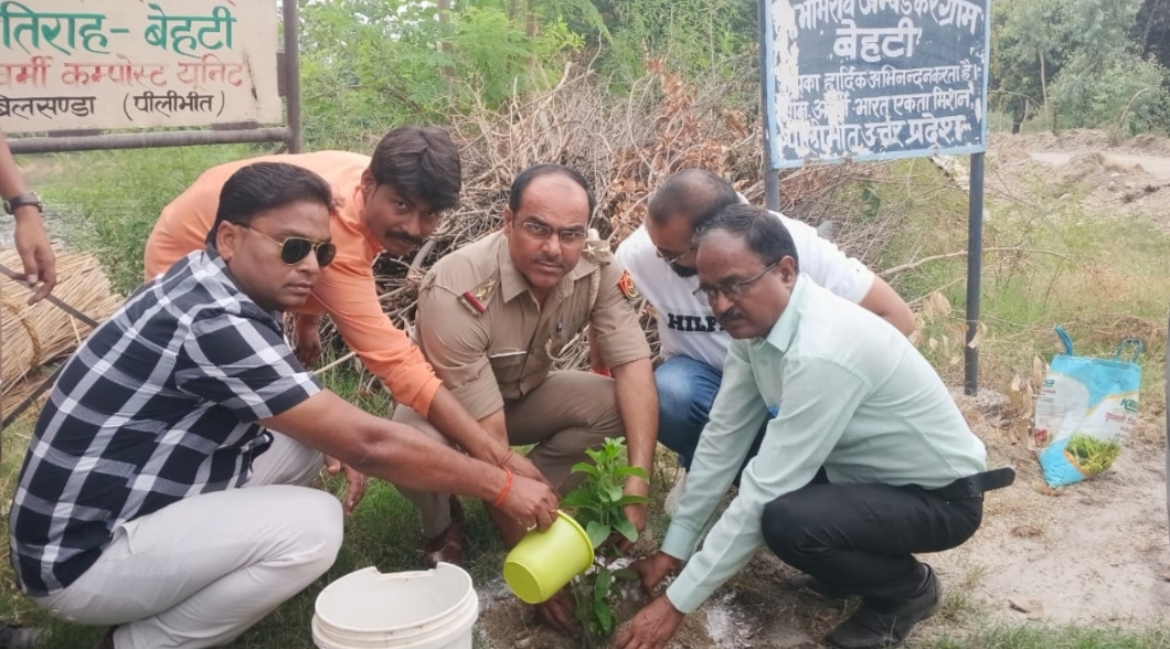 पीलीभीत: अफसरों और ग्रामीणो ने मिलकर कार्यक्रम"एक वृक्ष मां के नाम" के अंतर्गत लगाए वृक्ष।