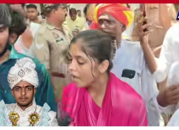 जौनपुर: दूल्हाआजाद बिन्द हत्याकांड, भाई को इंसाफ दिलाने के लिए बहन सौम्या बिंद सैकड़ो की संख्या में पहुंची कलेक्ट्रेट परिसर में दिया धरना।
