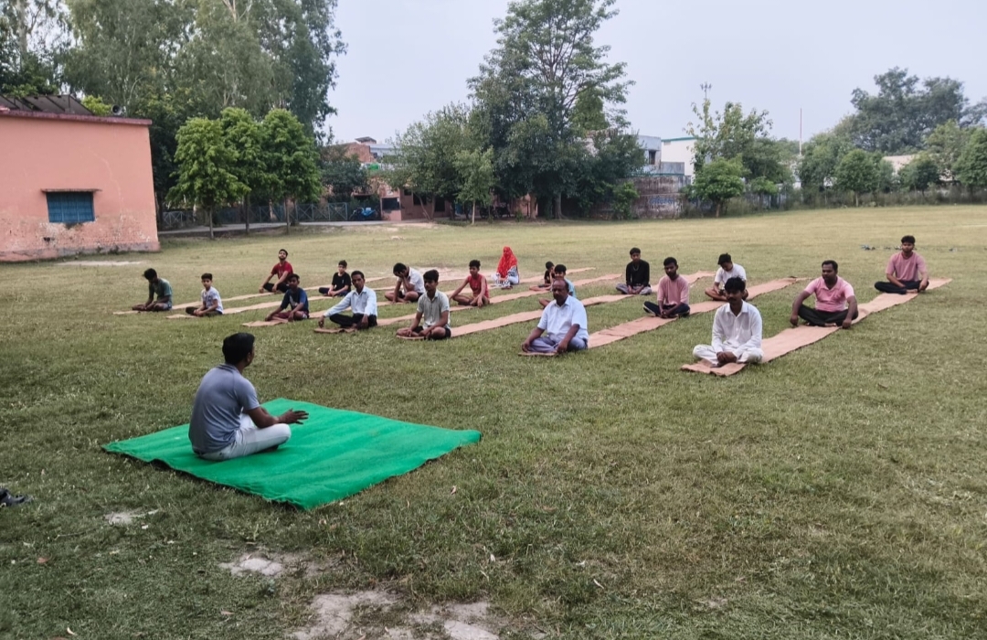 पीलीभीत: 12वें अंतरराष्ट्रीय योग दिवस पर किया गया सामूहिक योगाभ्यास, अनेकों लोग हुए शामिल।