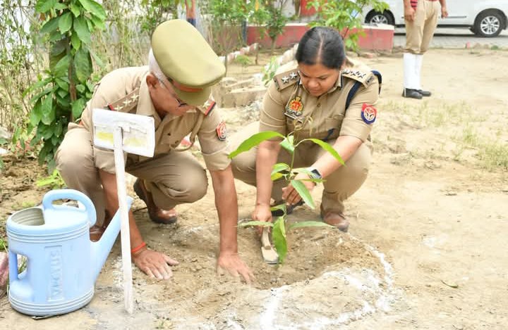 लखीमपुर खीरी : विश्व पर्यावरण दिवस पर एसपी डॉ ख्याति गर्ग ने किया पौधारोपण, दिया पर्यावरण संरक्षण का संदेश