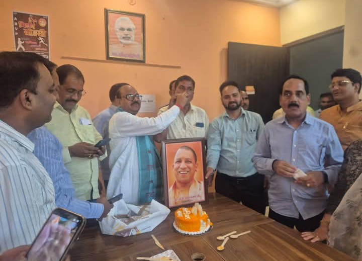 लखीमपुर खीरी : भाजपा जिला कार्यालय पर हर्षोल्लास के साथ मनाया गया यूपी के मुख्यमंत्री का जन्मदिन