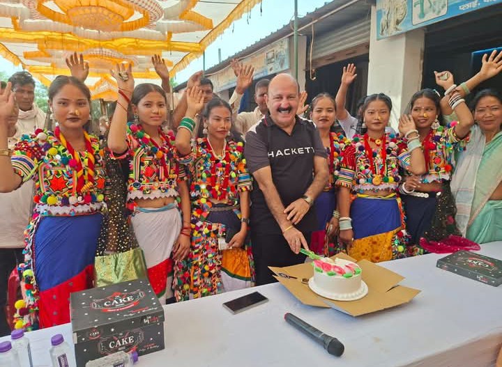 लखीमपुर खीरी : पलिया विधायक ने थारू समाज की बेटियों के साथ मनाया यूपी के सीएम का जन्मदिन
