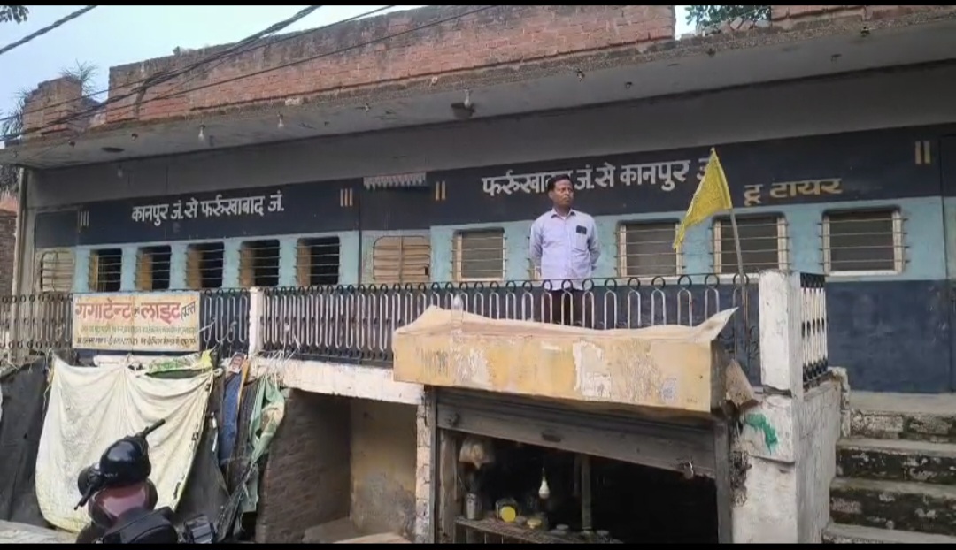 फर्रुखाबाद:रेलवे का ऐसा जुनून कि घर को ही बना दिया ट्रेन का डिब्बा,जनपद का अनोखा आशियाना बना चर्चा का विषय