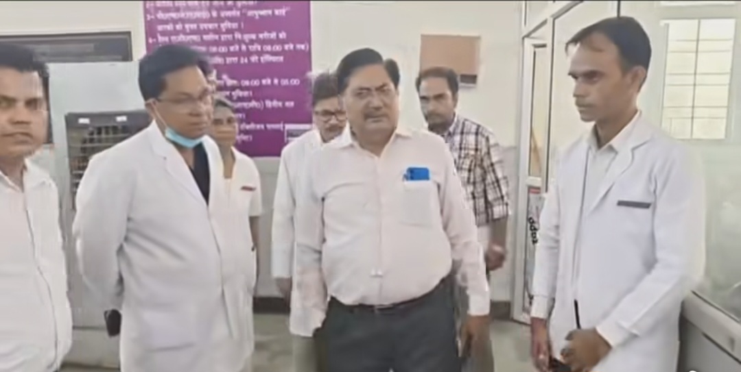 फर्रुखाबाद:लोहिया अस्पताल में सीएमओ का औचक निरीक्षण, डॉक्टर नदारद मिले; मरीजों की समस्याएं स्वयं सुनीं