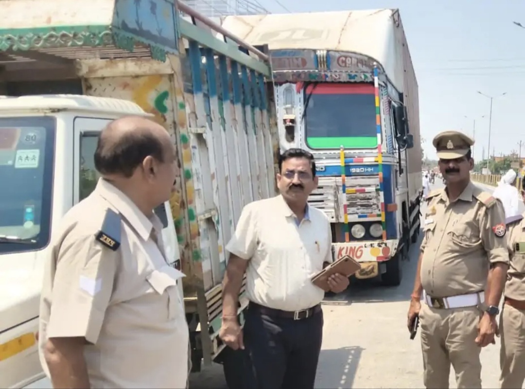 फर्रुखाबाद में परिवहन विभाग का सघन अभियान: ओवरलोड ट्रक और डग्गामार बस सीज, 2.95 लाख का जुर्माना
