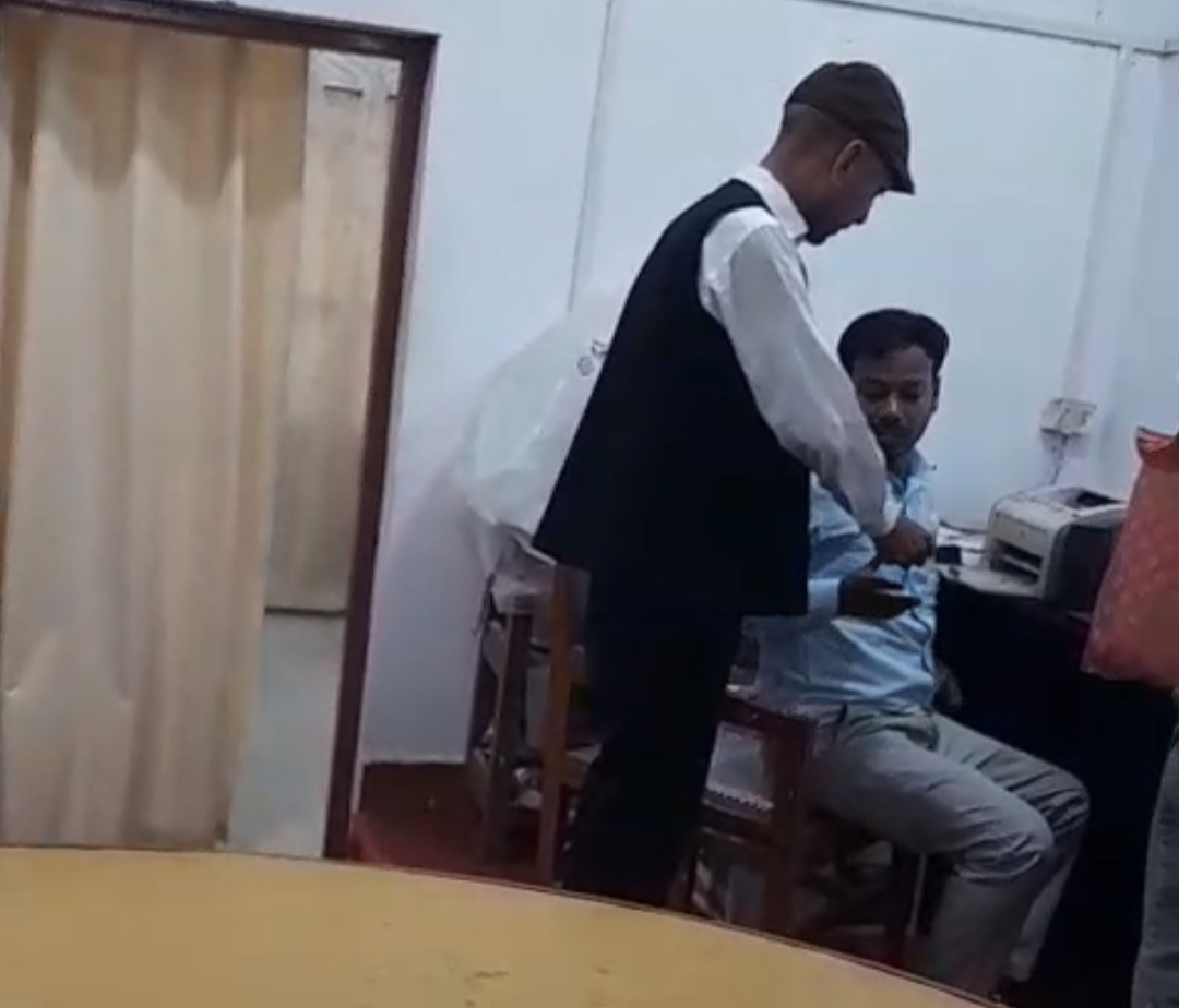 फर्रुखाबाद: सिटी मजिस्ट्रेट कार्यालय में रिश्वतखोरी का आरोप, अधिवक्ता ने जिलाधिकारी से की कार्रवाई की मांग