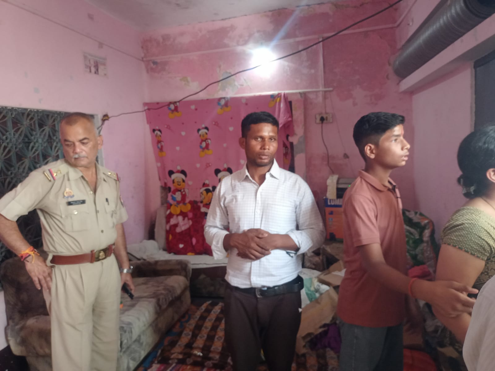 सीतापुर:कस्बा मिश्रित में कथित धर्मांतरण की सूचना पर पुलिस का छापा, एक दर्जन से अधिक लोग हिरासत में ।