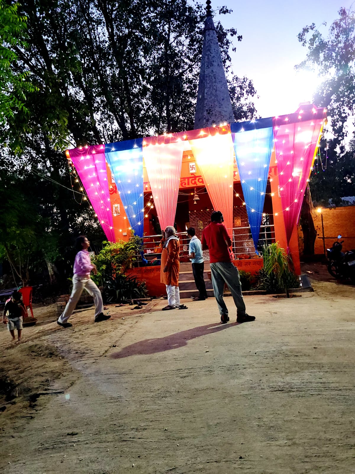 औरैया:कथा स्थल श्री चिन्ता हरण महादेव मंदिर परिसर ग्राम अझारा बरौना कलां के अंतर्गत श्री मद भागवत कथा पुराण यज्ञ साप्ताहिक कलश यात्रा निकली गई