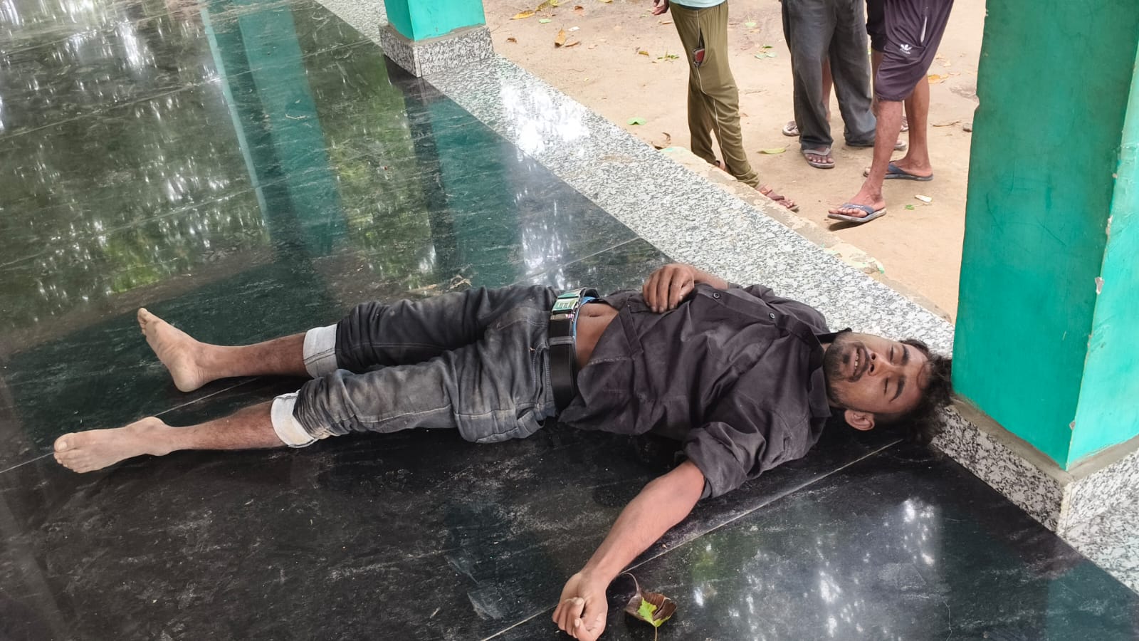 पीलीभीत: मजार के बाहर बरामदे में एक व्यक्ति का संदिग्ध अवस्था में शव मिला