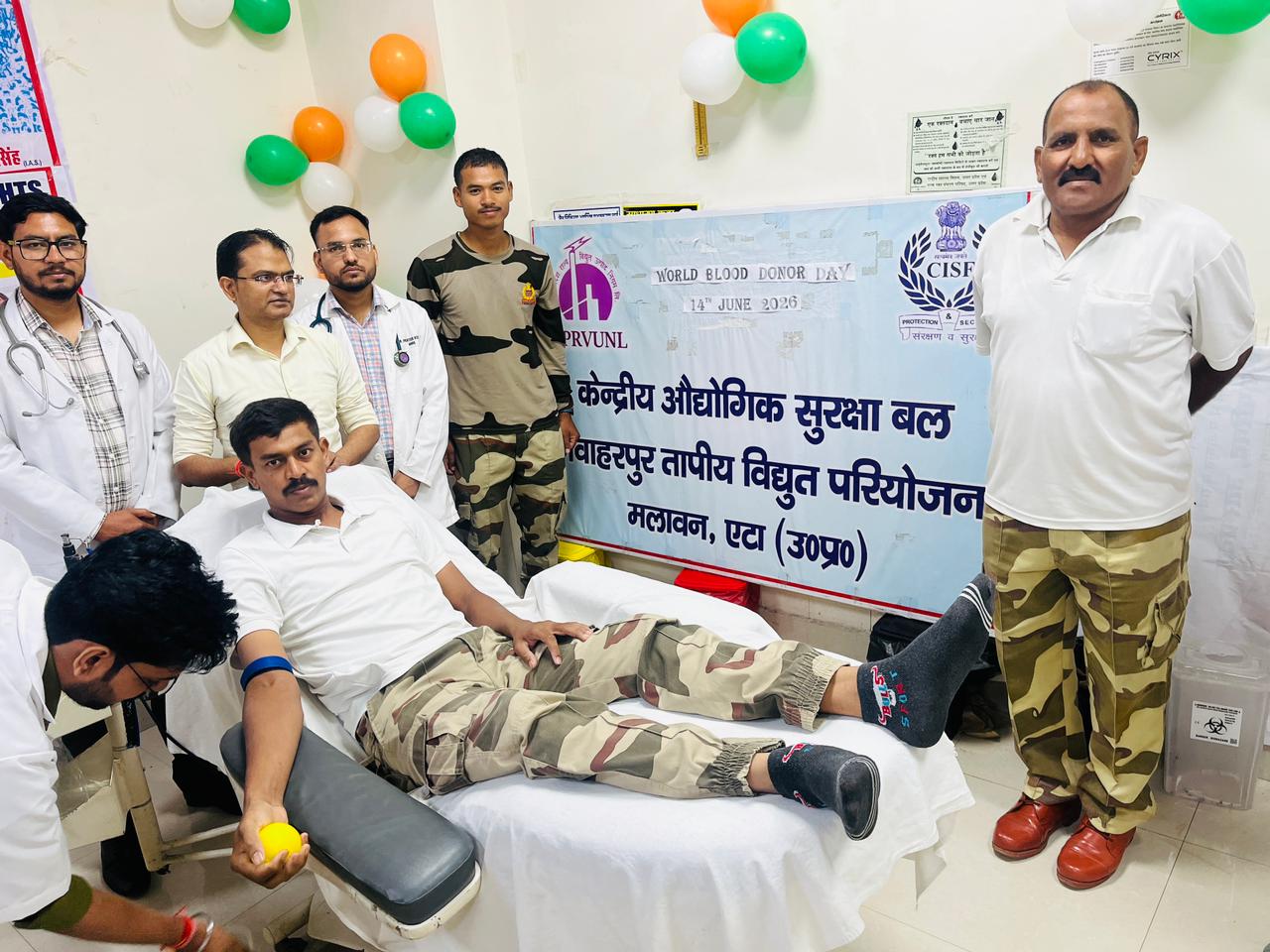 एटा:विश्व रक्तदान दिवस पर सीआईएसएफ जवानों ने किया रक्तदान