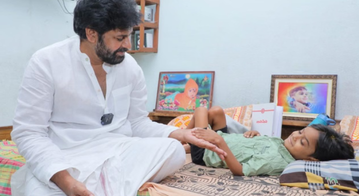 पवन कल्याण ने बीमार प्रशंसक से मिलकर बढ़ाया हौसला, इलाज का किया वादा