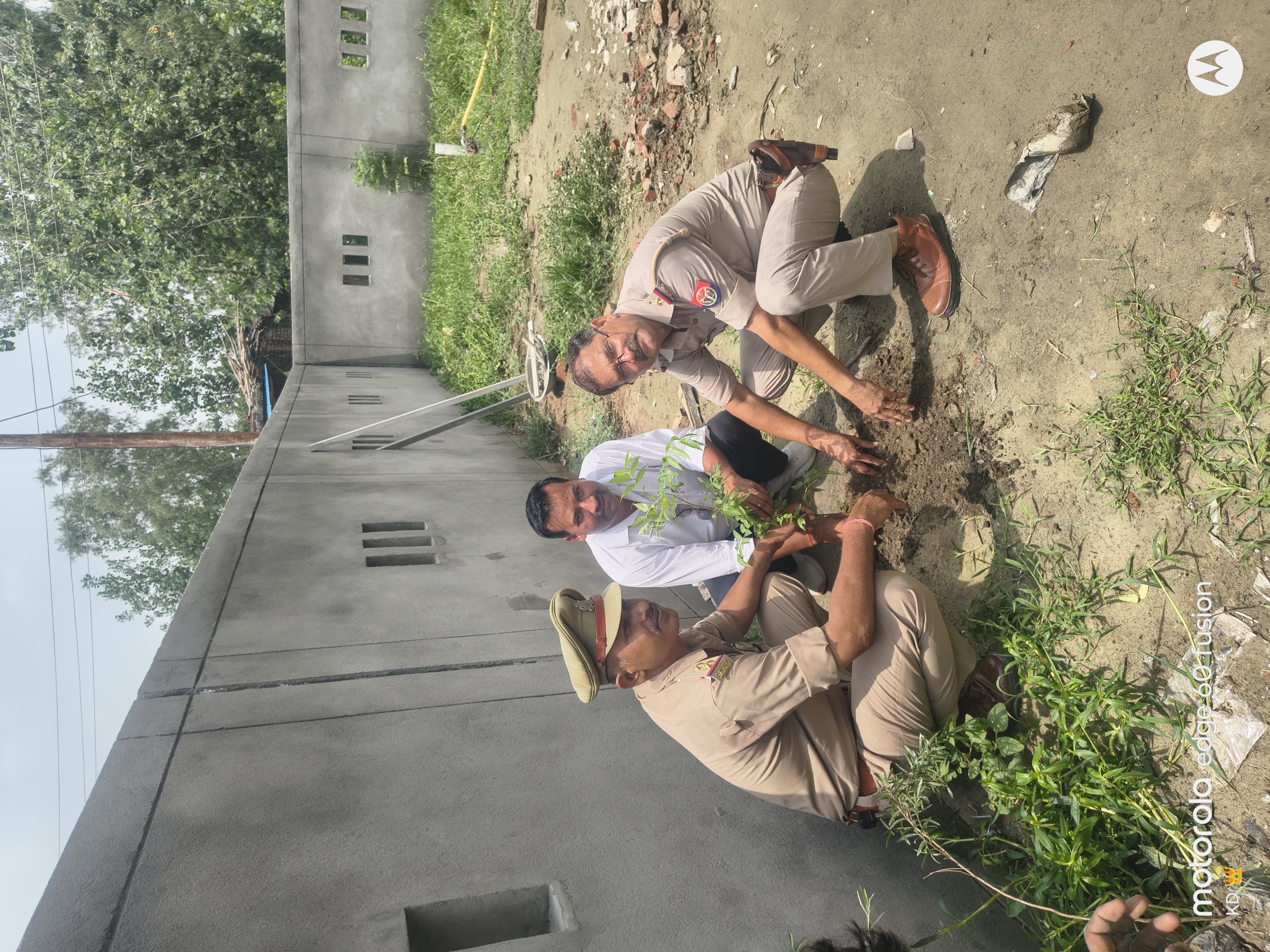 बरेली/मीरगंज:- नव-निर्माणाधीन पुलिस चौकी परिसर में हुआ वृक्षारोपण, पर्यावरण संरक्षण का दिया संदेश