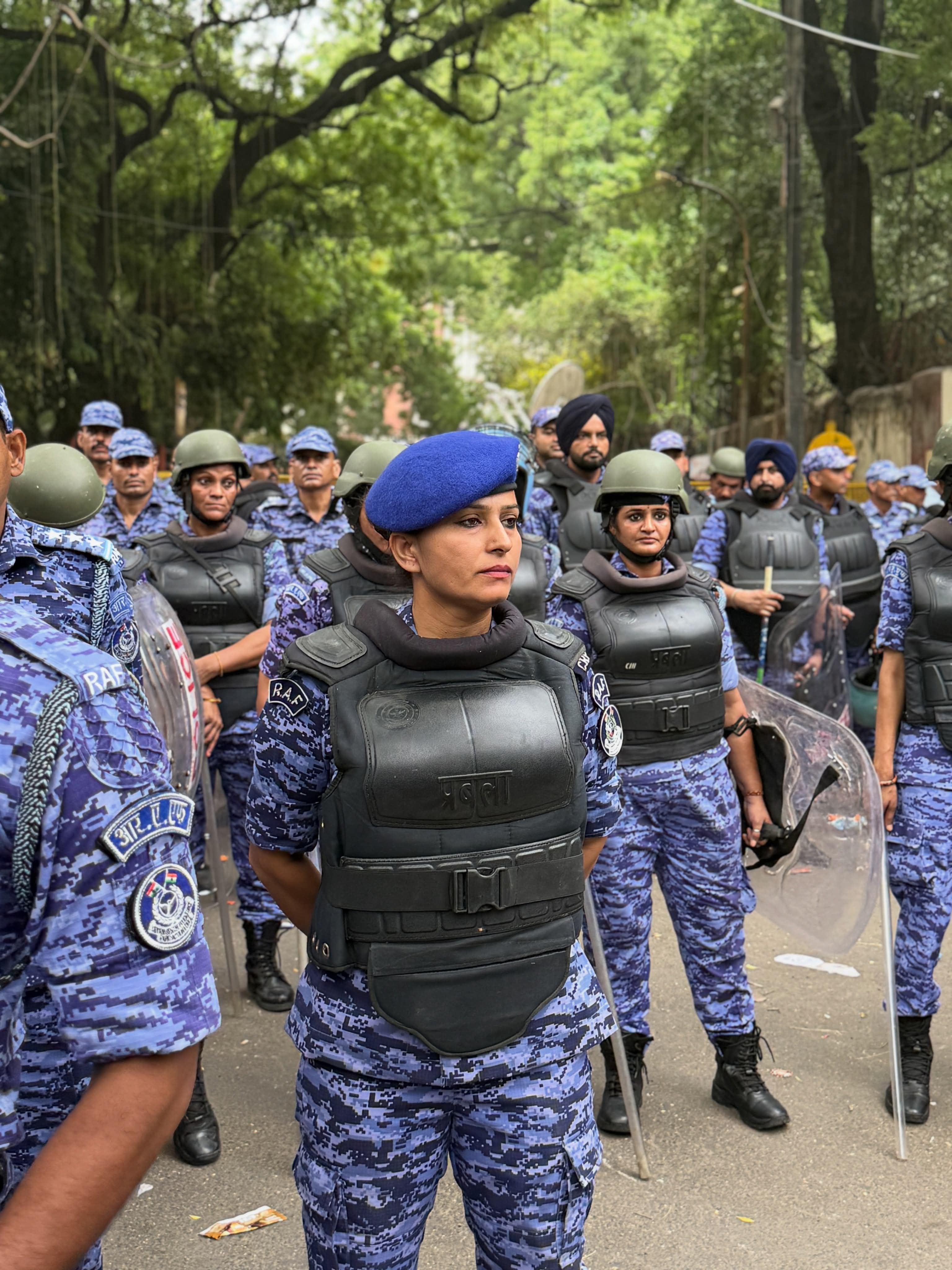 नई दिल्ली:-जंतर-मंतर के बाहर सुरक्षा के अभूतपूर्व इंतज़ाम, भारी पुलिस बल तैनात आंसू गैस, वॉटर कैनन और वरिष्ठ IPS अधिकारियों की मौजूदगी से बढ़ाई गई सतर्कता ।