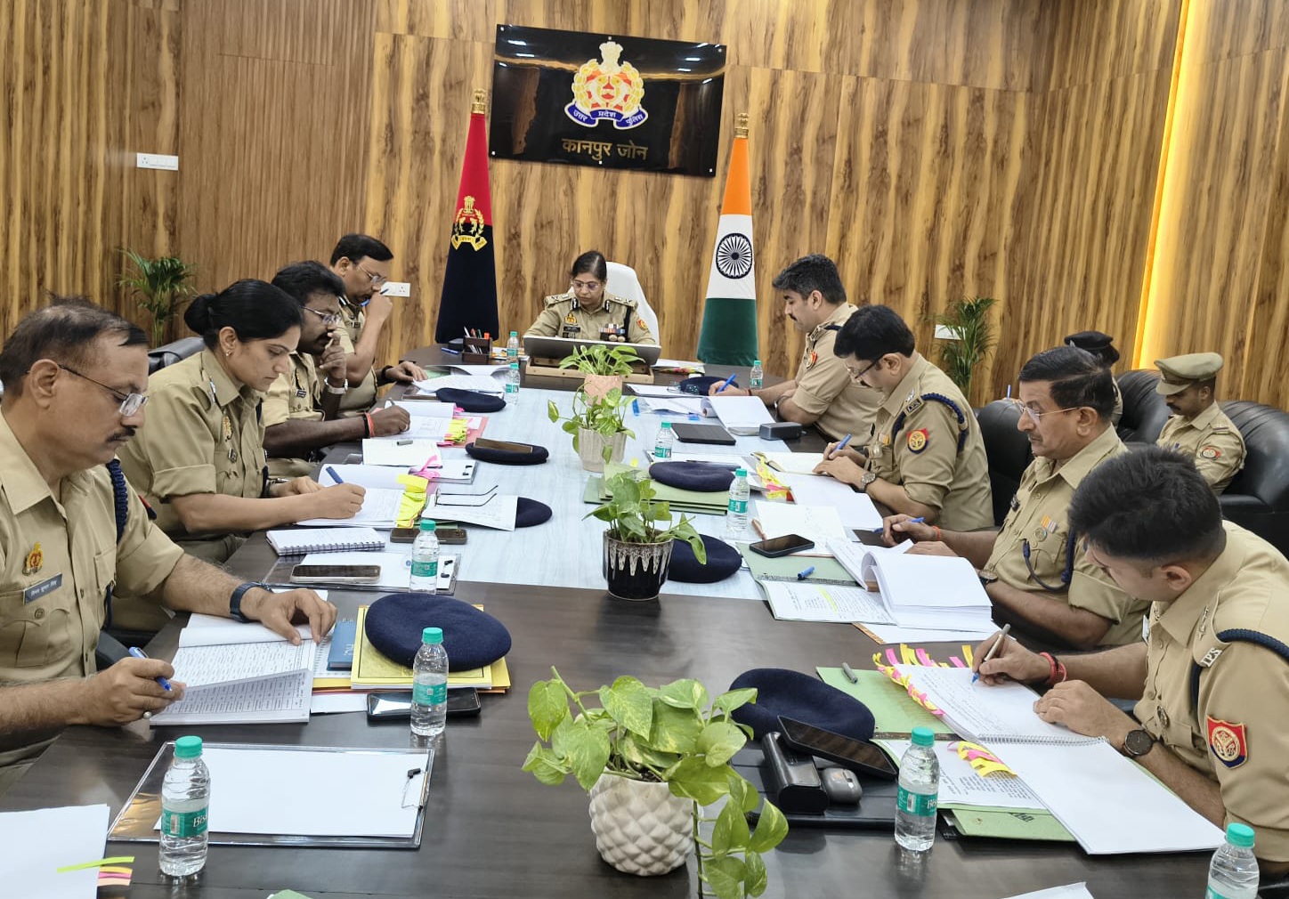 कानपुर: एडीजी कानपुर जोन अनुपम कुलश्रेष्ठ ने की अपराध एवं कानून-व्यवस्था की समीक्षा, महिला सुरक्षा और आगामी चुनाव तैयारियों पर दिया विशेष जोर
