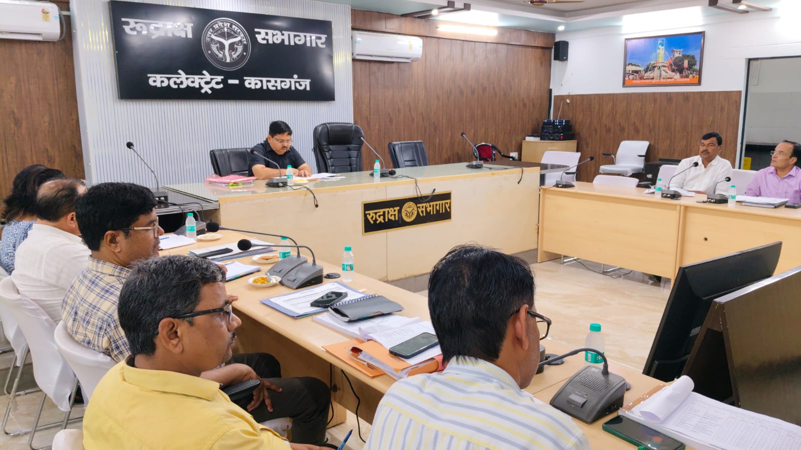 कासगंज मुख्य विकाश अधिकारी ने मुख्यमंत्री डेस्कबोर्ड एवं विकाश एवं निर्माण कार्यों की समीक्षा की धीमी प्रगति वाले विभागों को कार्यों में तेजी से लाने के निर्देश