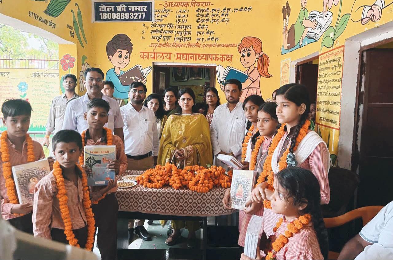 फर्रुखाबाद:स्कूल चलो अभियान के द्वितीय चरण का शुभारंभ, जिला पंचायत अध्यक्ष मोनिका यादव ने बच्चों का किया उत्साहवर्धन