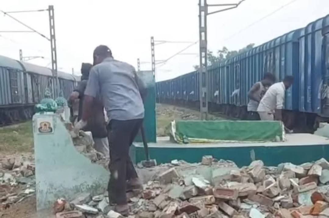 फर्रुखाबाद: रेलवे स्टेशन पर कथित अवैध मज़ार हटाई गई, रेलवे भूमि से अतिक्रमण हटाने की कार्रवाई