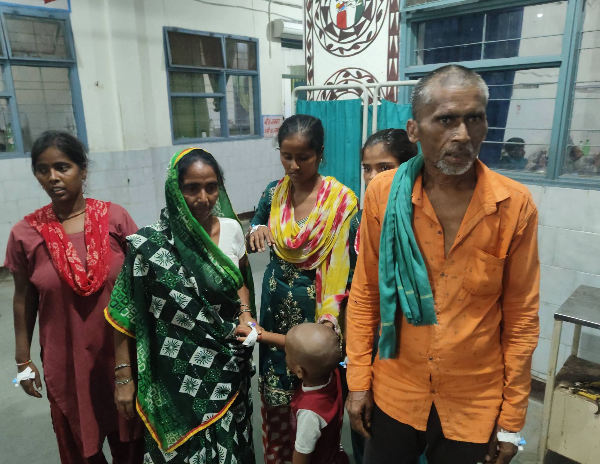 फर्रुखाबाद:तुरई की सब्जी में गिरी छिपकली, खाना खाते ही परिवार के छह सदस्य बीमार, जिला अस्पताल में भर्ती