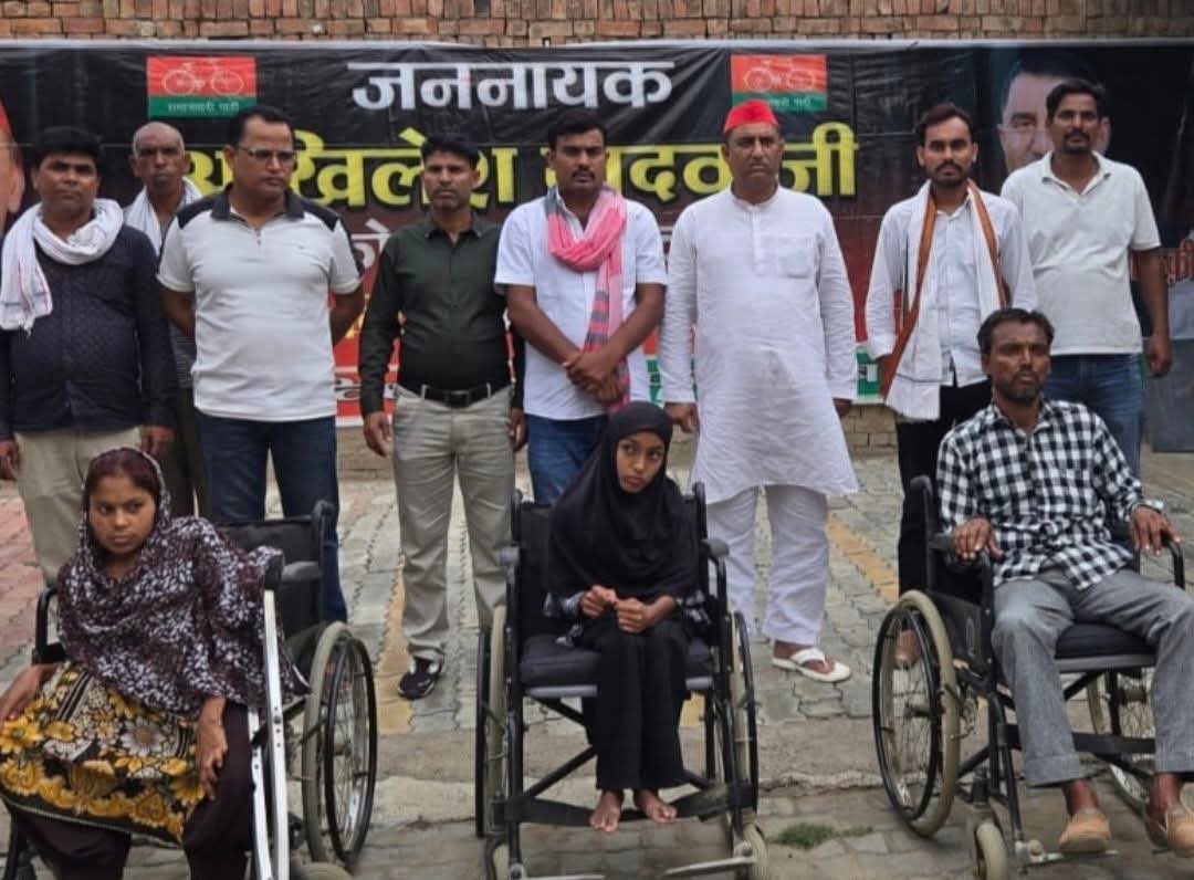 फर्रुखाबाद:शमशाबाद में दिव्यांगों को मिली नई राह, चेयरमैन प्रतिनिधि नदीम अहमद फारूखी ने वितरित कीं ट्राई साइकिलें