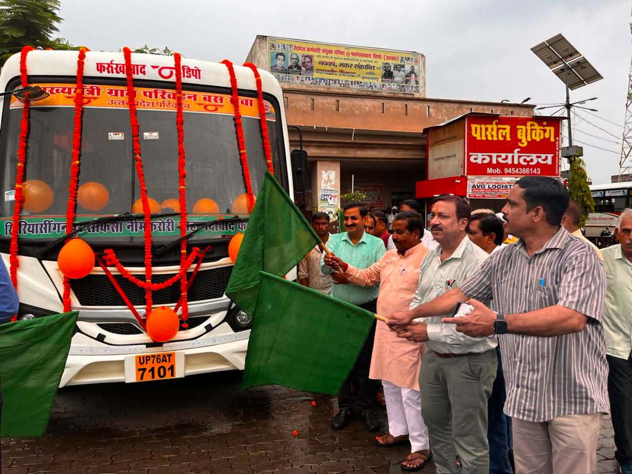 फर्रुखाबाद:भोजपुर विधायक नागेंद्र सिंह राठौर ने फर्रुखाबाद–संकिसा नई बस सेवा का किया शुभारंभ