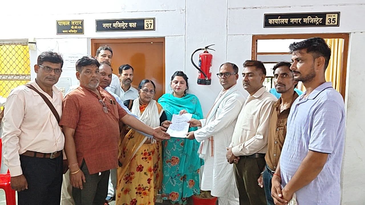 फर्रुखाबाद:हिन्दू सामाजिक सुरक्षा समिति ने डीएम को सौंपा ज्ञापन, आर्थिक हितों व अवैध घुसपैठ पर कार्रवाई की उठाई मांग