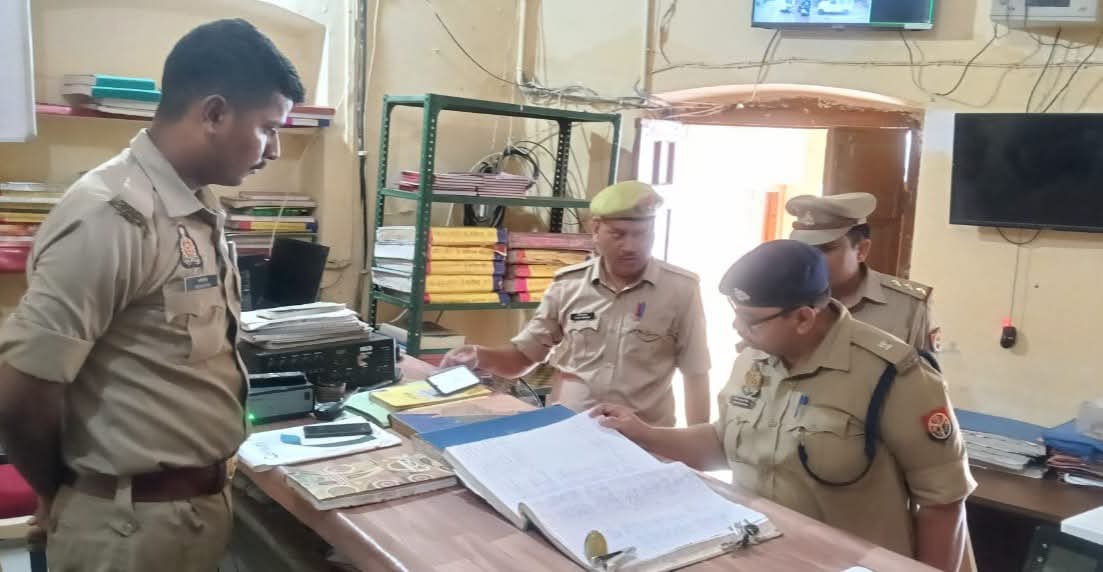 फर्रुखाबाद:थाना समाधान दिवस पर अपर पुलिस अधीक्षक का फतेहगढ़ कोतवाली में औचक निरीक्षण, लंबित मामलों के शीघ्र निस्तारण के दिए निर्देश