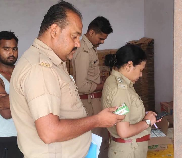 फर्रुखाबाद में आबकारी विभाग की सख्ती: अमृतपुर, पिथनापुर समेत कई शराब दुकानों का औचक निरीक्षण, नियमों के पालन के दिए निर्देश