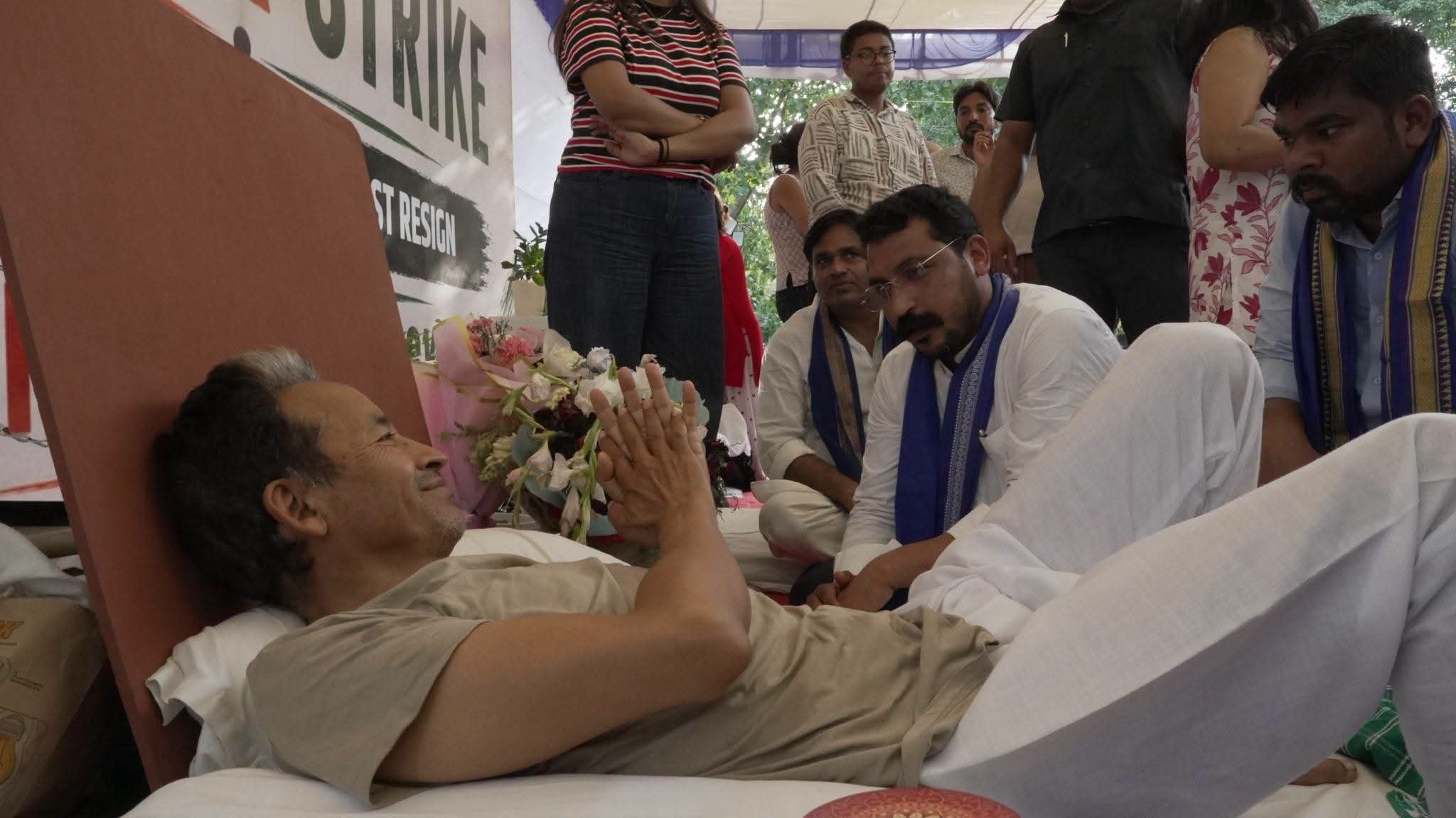 नई दिल्ली:जंतर-मंतर पहुंचे चंद्रशेखर आजाद, सोनम वांगचुक से मुलाकात कर आंदोलन को दिया समर्थन