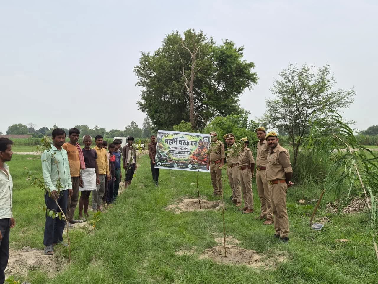 फर्रुखाबाद:पुन्थर ग्राम समाज में स्थापित हुआ 'महर्षि चरक वन', औषधीय एवं पर्यावरणीय महत्व के पौधों का किया गया रोपण