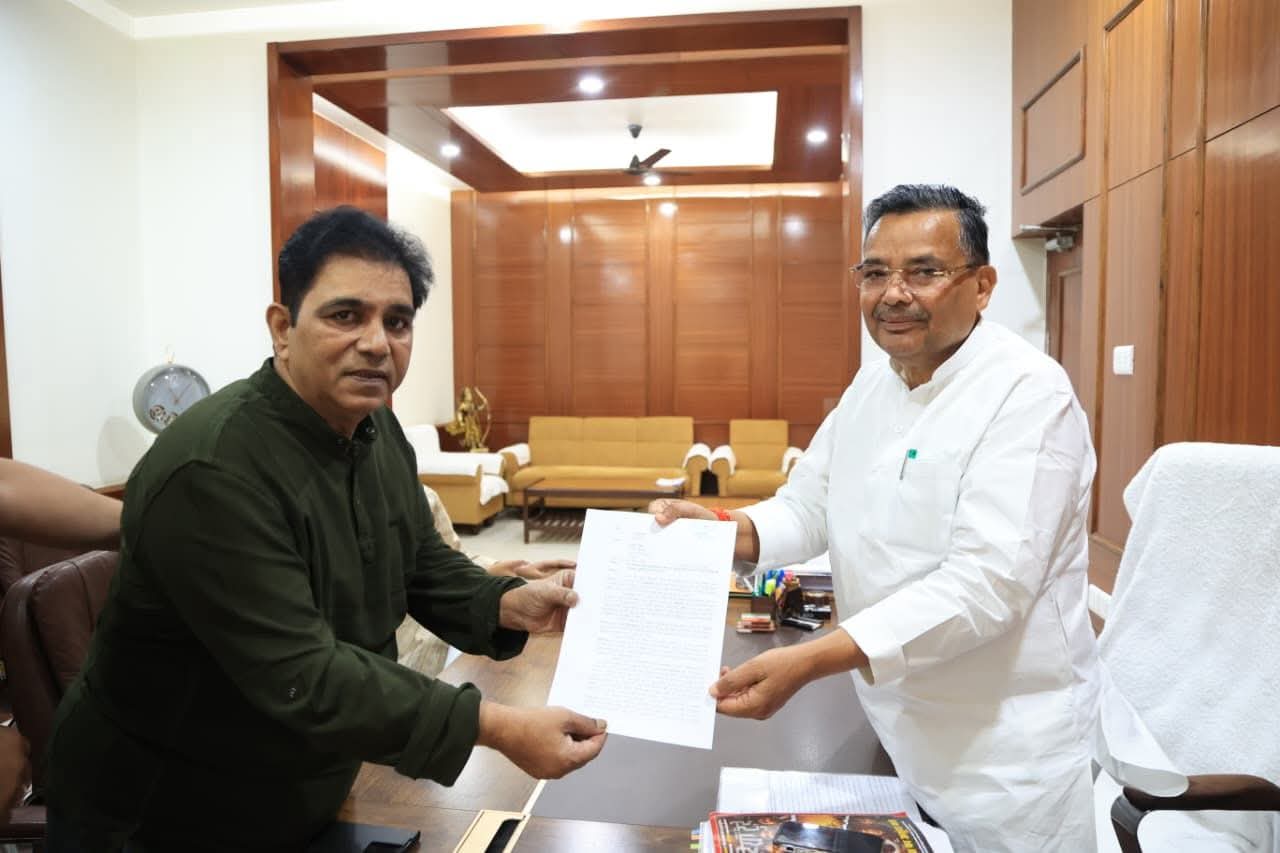 फर्रुखाबाद को जल्द मिल सकता है आधुनिक ऑडिटोरियम, सदर विधायक ने 35 करोड़ के प्रस्ताव की अंतिम स्वीकृति के लिए पर्यटन मंत्री को सौंपा पत्र