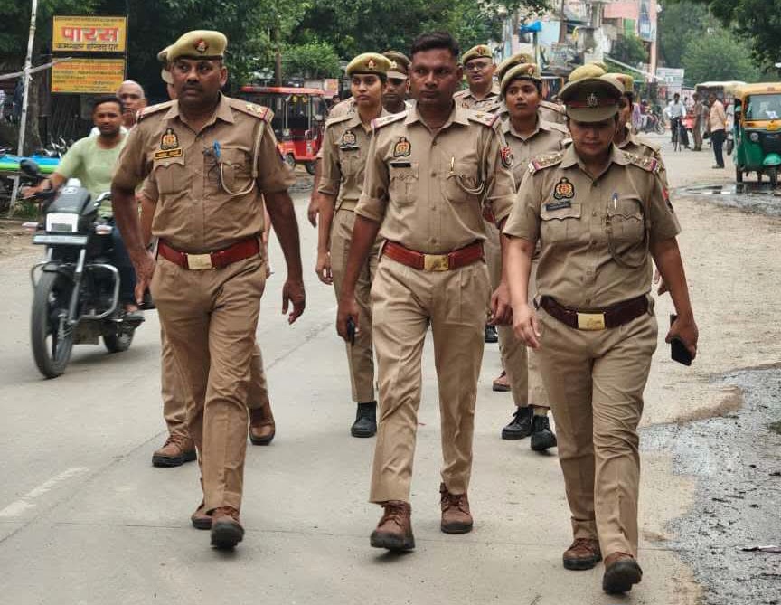फर्रुखाबाद: जहानगंज पुलिस ने प्रमुख बाजारों में किया पैदल गश्त, सुरक्षा व्यवस्था का लिया जायजा