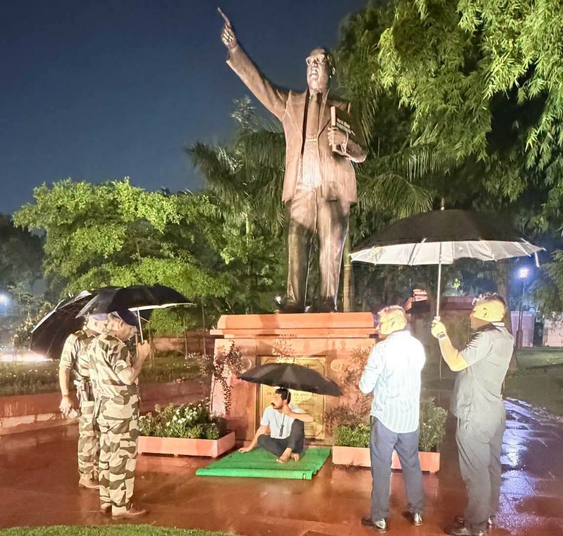 नई दिल्ली:छात्रों पर कार्रवाई के विरोध में संसद परिसर में धरने पर बैठे सांसद चंद्रशेखर आज़ाद
