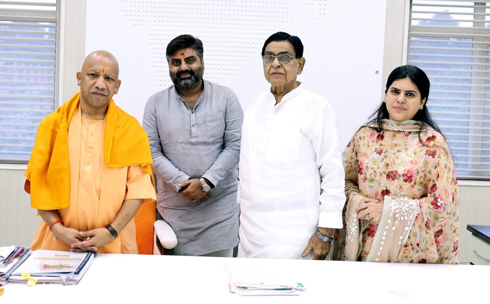 फर्रुखाबाद:मुख्यमंत्री योगी आदित्यनाथ से पूर्व मंत्री नरेंद्र सिंह यादव व जिला पंचायत अध्यक्ष मोनिका यादव ने की शिष्टाचार भेंट