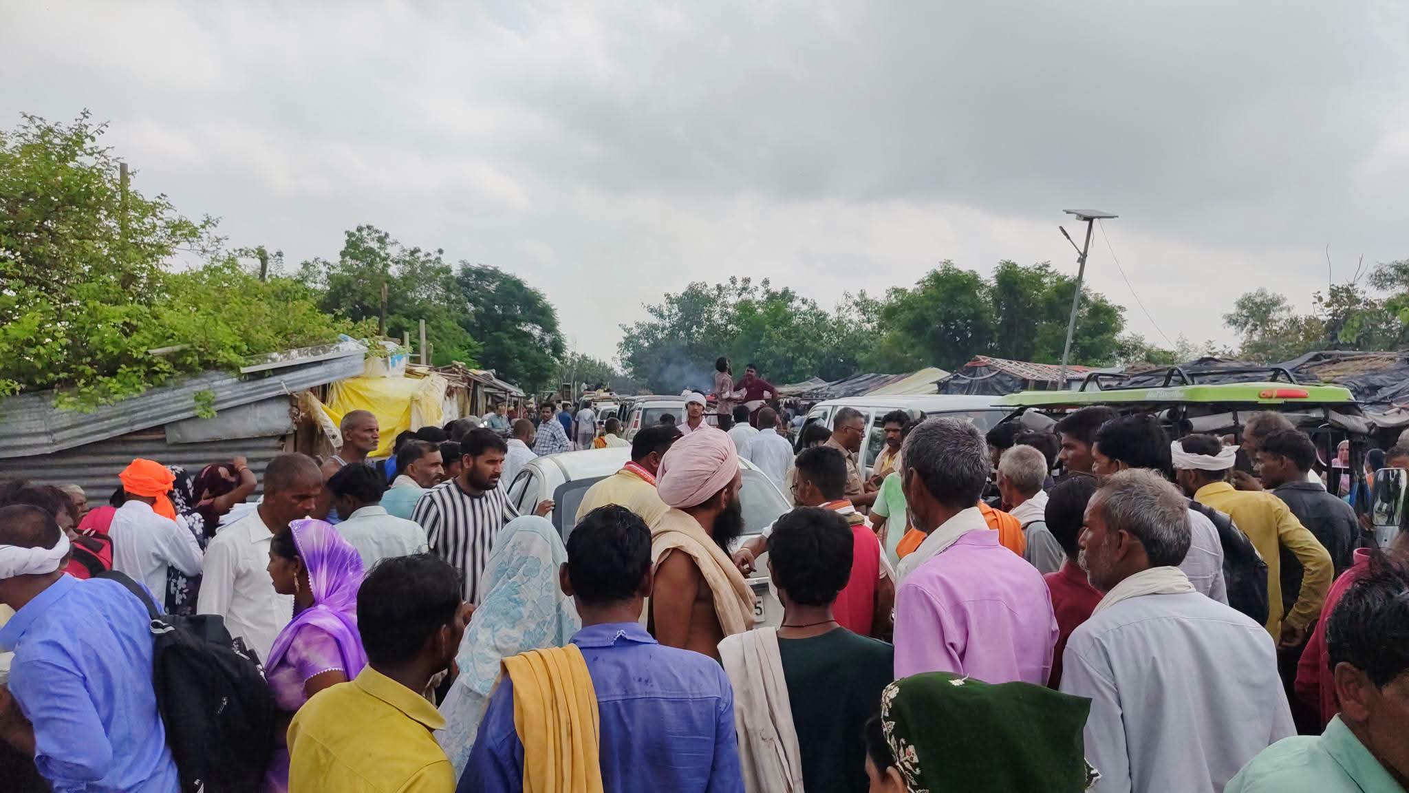 फर्रुखाबाद:शमशाबाद ढाई घाट पुल पर दो घंटे तक लगा भीषण जाम, चालान को लेकर संतों और पुलिस में हुई नोकझोंक
