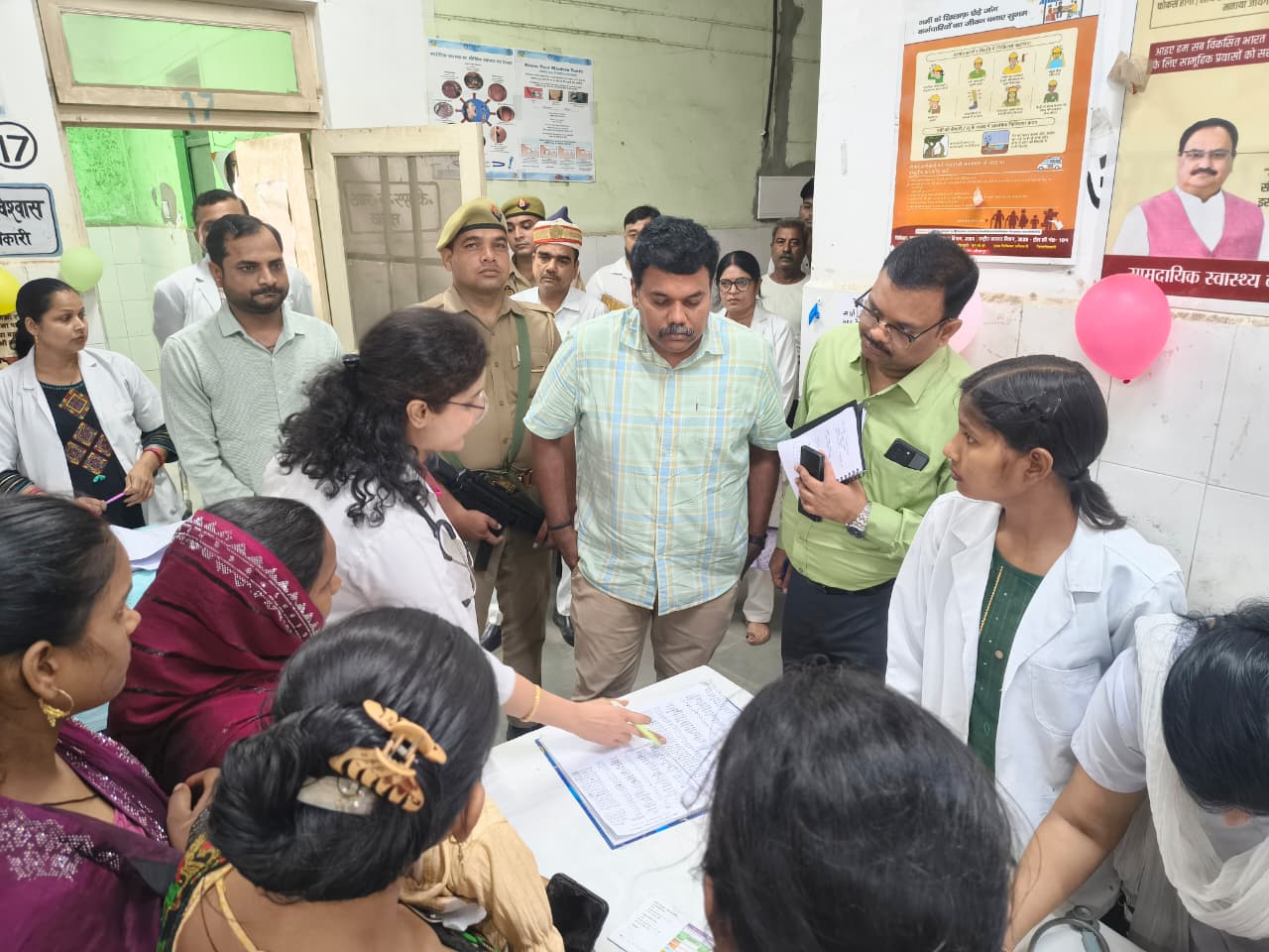 सीतापुर:मिश्रिख सीएचसी के औचक निरीक्षण में मिलीं खामियां, डीएम ने बीपीएम, एआरओ व बीसीपीएम का 15 दिन का वेतन रोका