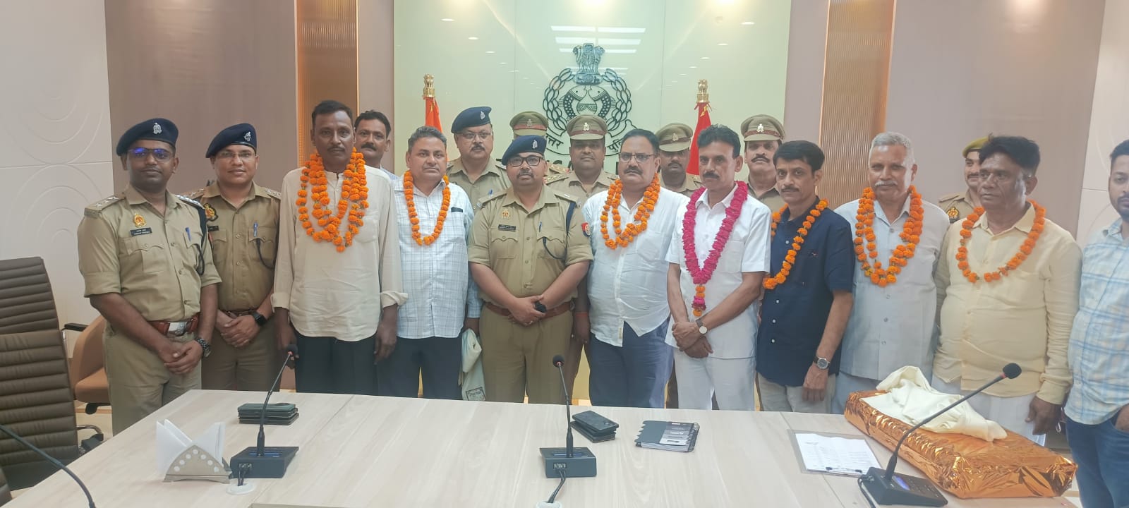 फर्रुखाबाद:फतेहगढ़ पुलिस लाइन में सेवानिवृत्त पुलिसकर्मियों का सम्मान, उत्कृष्ट सेवाओं के लिए किया गया अभिनंदन