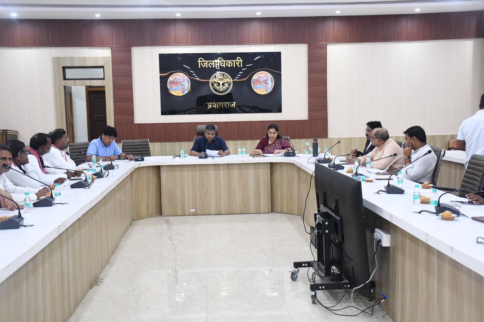 प्रयागराज:जिलाधिकारी ने मतदेय स्थलों के प्रस्ताव तैयार कराये जाने के सम्बन्ध में मान्यता प्राप्त राष्ट्रीय एवं राज्यीय राजनैतिक दलों के प्रतिनिधियों के साथ की बैठक
