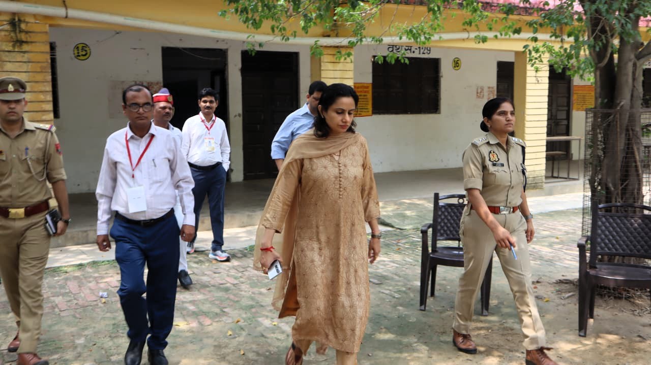 फर्रुखाबाद: में UPTET परीक्षा कड़ी सुरक्षा के बीच संपन्न, डीएम व एसपी ने किया परीक्षा केंद्रों का निरीक्षण