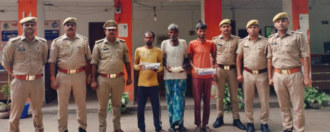 फर्रुखाबाद:केले के खेत में गोवंश अवशेष मिलने के मामले का खुलासा, तीन आरोपी गिरफ्तार; तमंचे, कारतूस और घटना में प्रयुक्त छुरियां बरामद