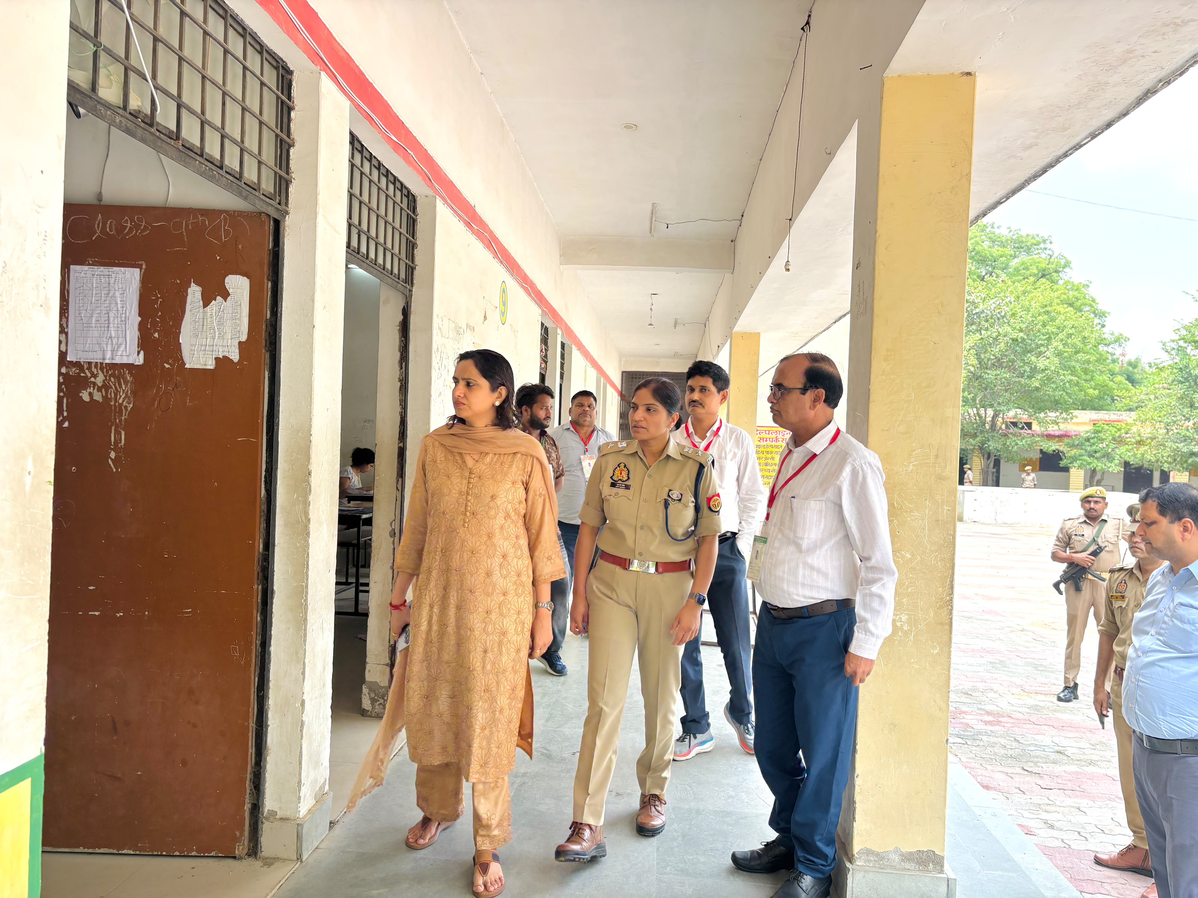फर्रुखाबाद में शिक्षक पात्रता परीक्षा का डीएम-एसपी ने किया निरीक्षण, निष्पक्ष व शांतिपूर्ण परीक्षा के दिए निर्देश