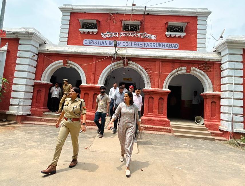 फर्रुखाबाद:शिक्षक पात्रता परीक्षा के दूसरे दिन डीएम और एसपी ने किया परीक्षा केंद्रों का निरीक्षण